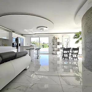  Hébergement de vacances Maison Sapiac - 4pers - 2 - 3 Lits - Clim Reversible - Terrasse Ombragee Et Grand Jardin - Piscine Saison Estivale